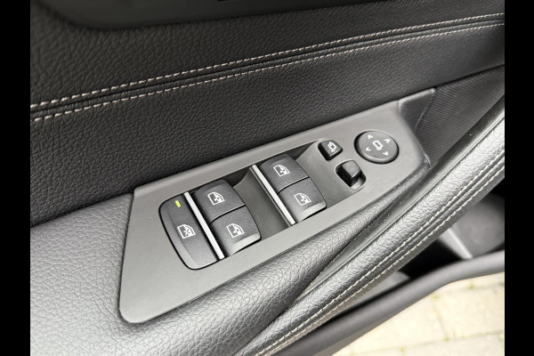 BMW 5 Serie Touring 520i High Executive Automaat | Apple CarPlay | Leren bekleding | Stoelverwarming | LED verlichting | Comfortstoelen met