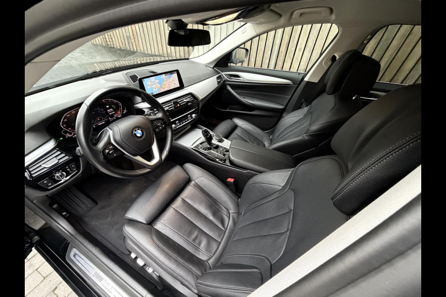 BMW 5 Serie Touring 520i High Executive Automaat | Apple CarPlay | Leren bekleding | Stoelverwarming | LED verlichting | Comfortstoelen met
