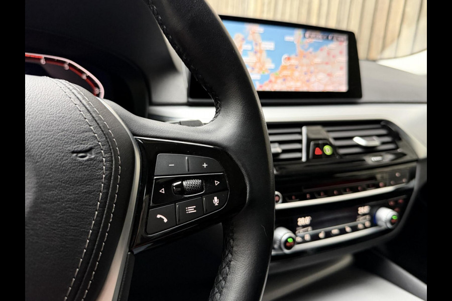 BMW 5 Serie Touring 520i High Executive Automaat | Apple CarPlay | Leren bekleding | Stoelverwarming | LED verlichting | Comfortstoelen met