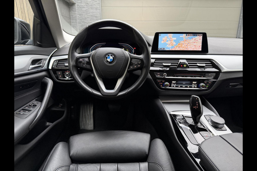 BMW 5 Serie Touring 520i High Executive Automaat | Apple CarPlay | Leren bekleding | Stoelverwarming | LED verlichting | Comfortstoelen met