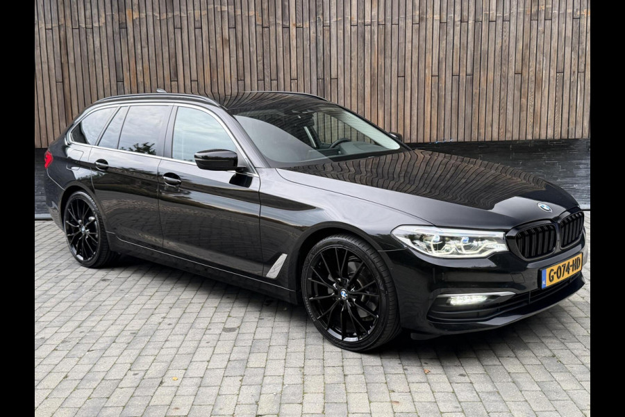 BMW 5 Serie Touring 520i High Executive Automaat | Apple CarPlay | Leren bekleding | Stoelverwarming | LED verlichting | Comfortstoelen met