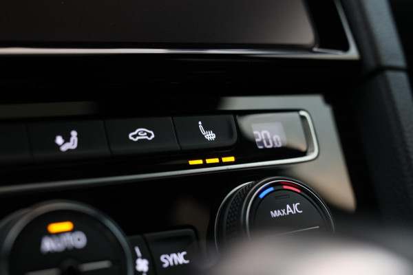 Volkswagen Golf 2.0 TSI 4Motion R *Akra*Pano*DCC*Dynaudio*Camera*