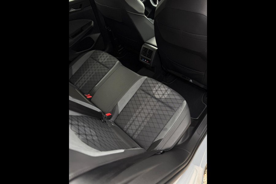 Volkswagen Golf 1.5 eTSI 3x R-Line CarPlay Camera