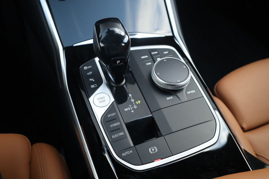 BMW 3-serie 330e High Executive Adaptieve cruise / 360 / Head-up / Harman Kardon / Dode hoek / Leder /