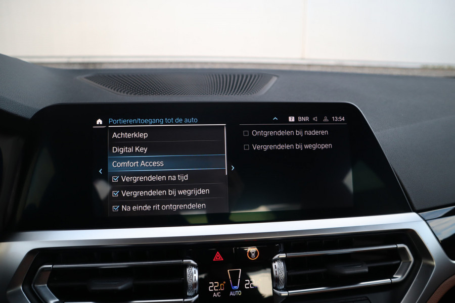 BMW 3-serie 330e High Executive Adaptieve cruise / 360 / Head-up / Harman Kardon / Dode hoek / Leder /