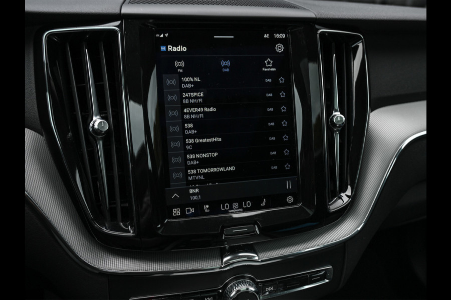Volvo XC60 2.0 T6 PLUG-IN HYBRID AWD | LONG RANGE | KEYLESS | 360 CAMERA | STOEL- EN STUURVERWARMING | HARMAN/KARDON | ACHTERBANK VERWARMD