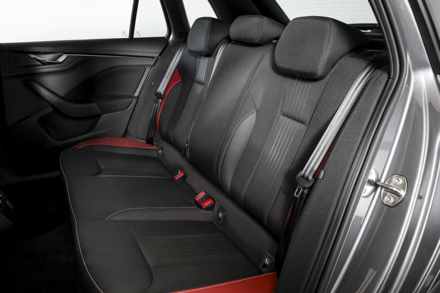 Škoda Kamiq 1.5 TSI ACT 150 PK Monte Carlo - Automaat | Pano | Elek. Trekhaak | Dig. Cockpit | Adapt. Cruise | Stoel+-stuurverw. | PDC | Camera | NAV + App. Connect | ECC | DAB | LM 18" |