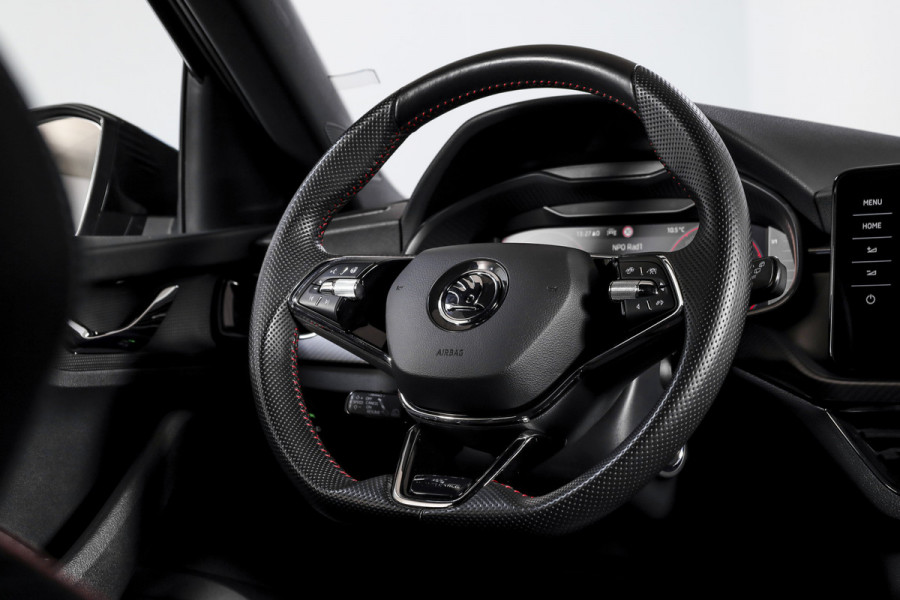 Škoda Kamiq 1.5 TSI ACT 150 PK Monte Carlo - Automaat | Pano | Elek. Trekhaak | Dig. Cockpit | Adapt. Cruise | Stoel+-stuurverw. | PDC | Camera | NAV + App. Connect | ECC | DAB | LM 18" |