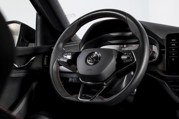 Škoda Kamiq 1.5 TSI ACT 150 PK Monte Carlo - Automaat | Pano | Elek. Trekhaak | Dig. Cockpit | Adapt. Cruise | Stoel+-stuurverw. | PDC | Camera | NAV + App. Connect | ECC | DAB | LM 18" |