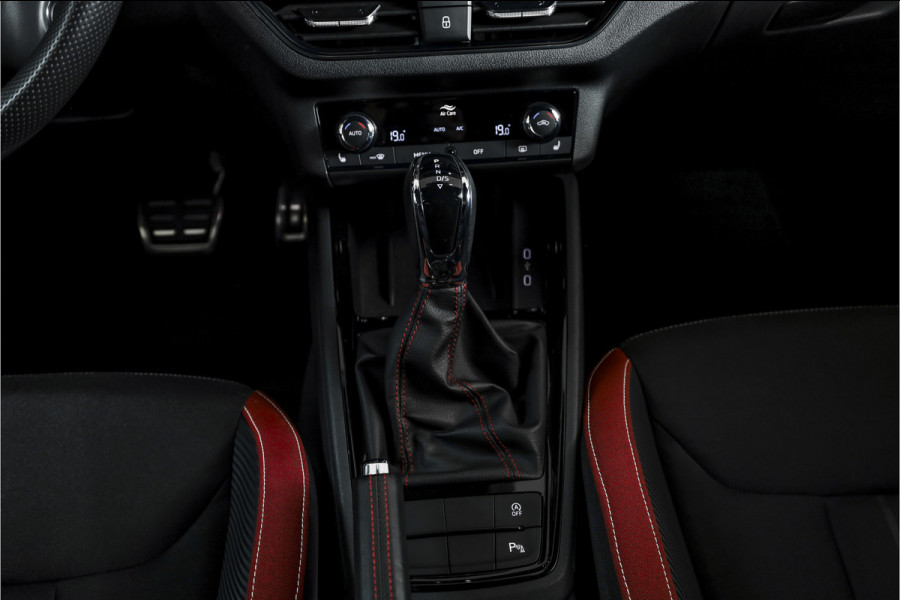 Škoda Kamiq 1.5 TSI ACT 150 PK Monte Carlo - Automaat | Pano | Elek. Trekhaak | Dig. Cockpit | Adapt. Cruise | Stoel+-stuurverw. | PDC | Camera | NAV + App. Connect | ECC | DAB | LM 18" |