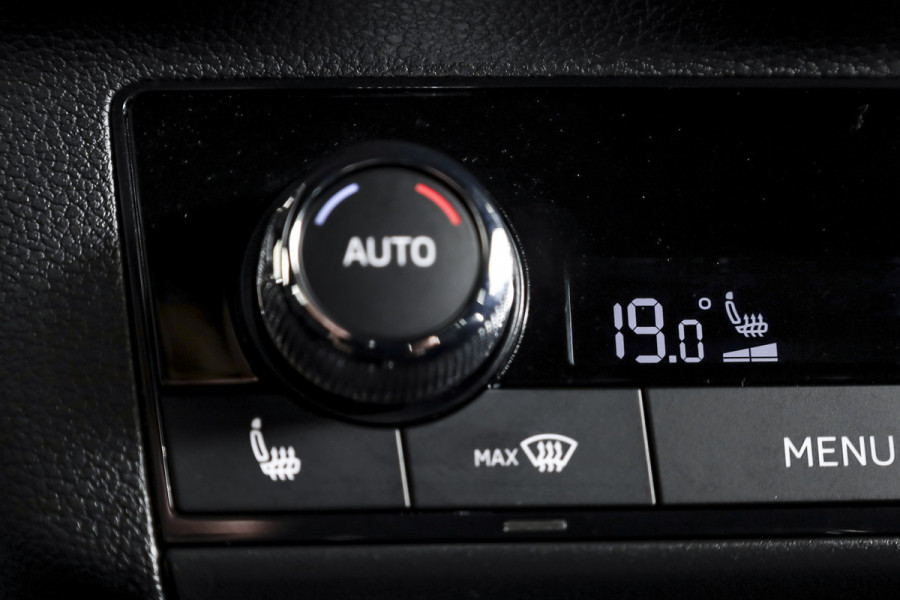 Škoda Kamiq 1.5 TSI ACT 150 PK Monte Carlo - Automaat | Pano | Elek. Trekhaak | Dig. Cockpit | Adapt. Cruise | Stoel+-stuurverw. | PDC | Camera | NAV + App. Connect | ECC | DAB | LM 18" |