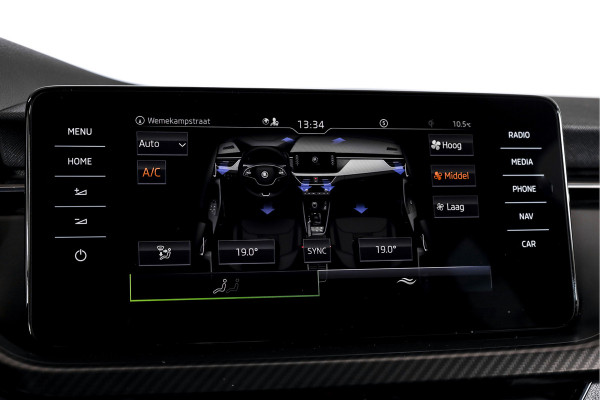 Škoda Kamiq 1.5 TSI ACT 150 PK Monte Carlo - Automaat | Pano | Elek. Trekhaak | Dig. Cockpit | Adapt. Cruise | Stoel+-stuurverw. | PDC | Camera | NAV + App. Connect | ECC | DAB | LM 18" |