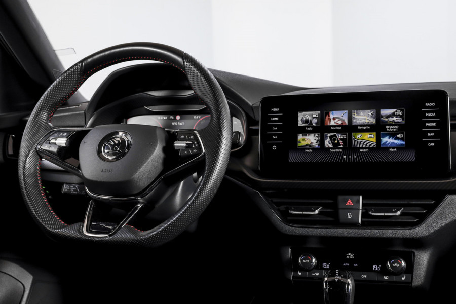 Škoda Kamiq 1.5 TSI ACT 150 PK Monte Carlo - Automaat | Pano | Elek. Trekhaak | Dig. Cockpit | Adapt. Cruise | Stoel+-stuurverw. | PDC | Camera | NAV + App. Connect | ECC | DAB | LM 18" |
