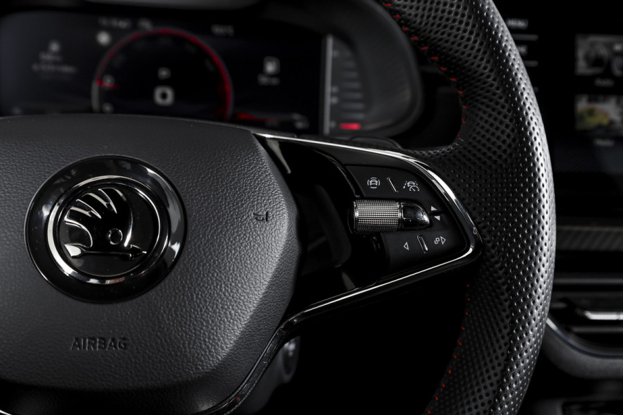 Škoda Kamiq 1.5 TSI ACT 150 PK Monte Carlo - Automaat | Pano | Elek. Trekhaak | Dig. Cockpit | Adapt. Cruise | Stoel+-stuurverw. | PDC | Camera | NAV + App. Connect | ECC | DAB | LM 18" |