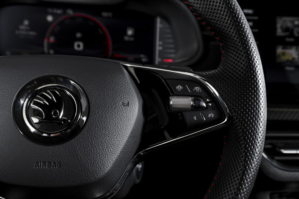 Škoda Kamiq 1.5 TSI ACT 150 PK Monte Carlo - Automaat | Pano | Elek. Trekhaak | Dig. Cockpit | Adapt. Cruise | Stoel+-stuurverw. | PDC | Camera | NAV + App. Connect | ECC | DAB | LM 18" |