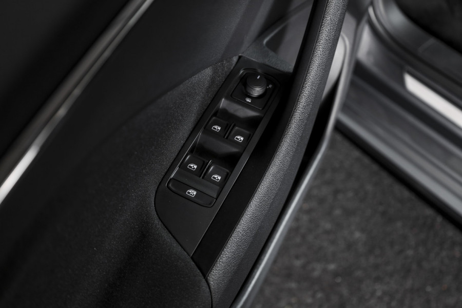 Škoda Kamiq 1.5 TSI ACT 150 PK Monte Carlo - Automaat | Pano | Elek. Trekhaak | Dig. Cockpit | Adapt. Cruise | Stoel+-stuurverw. | PDC | Camera | NAV + App. Connect | ECC | DAB | LM 18" |