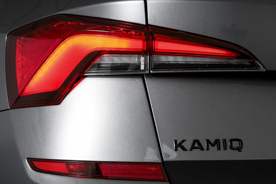 Škoda Kamiq 1.5 TSI ACT 150 PK Monte Carlo - Automaat | Pano | Elek. Trekhaak | Dig. Cockpit | Adapt. Cruise | Stoel+-stuurverw. | PDC | Camera | NAV + App. Connect | ECC | DAB | LM 18" |