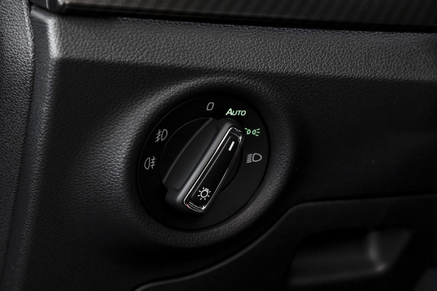 Škoda Kamiq 1.5 TSI ACT 150 PK Monte Carlo - Automaat | Pano | Elek. Trekhaak | Dig. Cockpit | Adapt. Cruise | Stoel+-stuurverw. | PDC | Camera | NAV + App. Connect | ECC | DAB | LM 18" |