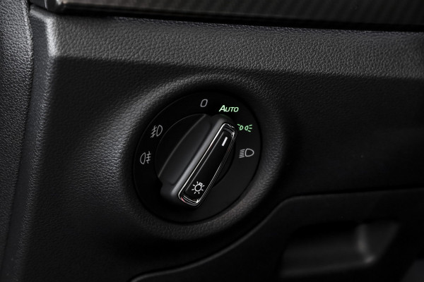 Škoda Kamiq 1.5 TSI ACT 150 PK Monte Carlo - Automaat | Pano | Elek. Trekhaak | Dig. Cockpit | Adapt. Cruise | Stoel+-stuurverw. | PDC | Camera | NAV + App. Connect | ECC | DAB | LM 18" |