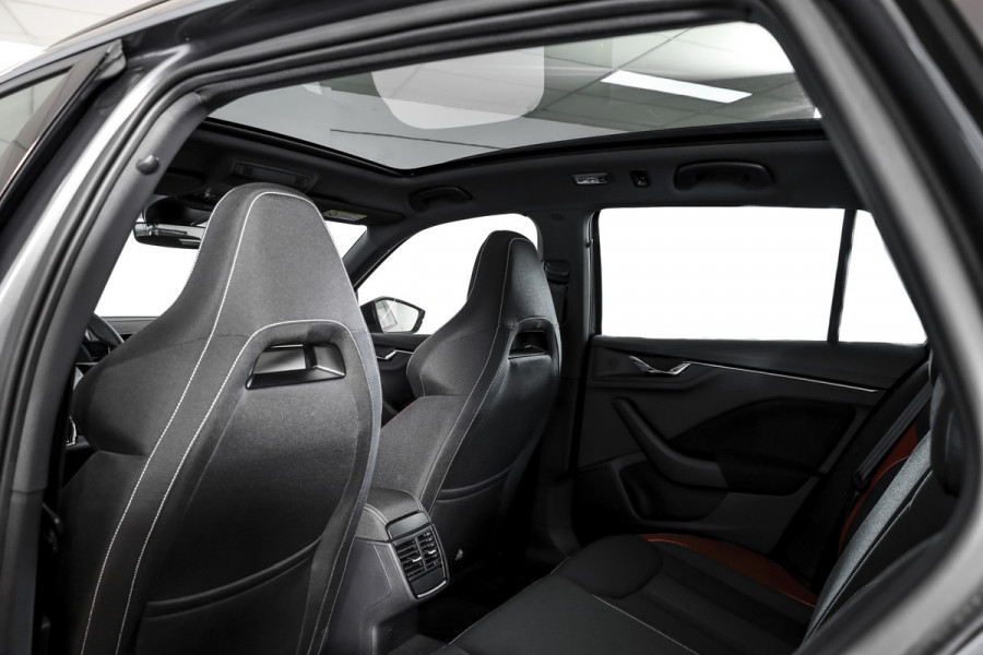 Škoda Kamiq 1.5 TSI ACT 150 PK Monte Carlo - Automaat | Pano | Elek. Trekhaak | Dig. Cockpit | Adapt. Cruise | Stoel+-stuurverw. | PDC | Camera | NAV + App. Connect | ECC | DAB | LM 18" |