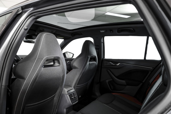 Škoda Kamiq 1.5 TSI ACT 150 PK Monte Carlo - Automaat | Pano | Elek. Trekhaak | Dig. Cockpit | Adapt. Cruise | Stoel+-stuurverw. | PDC | Camera | NAV + App. Connect | ECC | DAB | LM 18" |