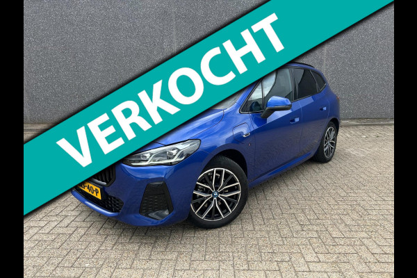 BMW 2 Serie Active Tourer 225e xDrive M-Pakket | HARMAN KARDON | TREKHAAK | PANO | BOMVOL | APK T/M 17-1-2027 | FABRIEKSGARANTIE