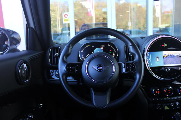 MINI Countryman 2.0 Cooper S E 220PK ALL4 CHILI | UNION JACK ACHTERLICHTEN | LEDEREN BEKLEDING | ELEKTRISCH BEDIENBARE VOORSTOELEN MET GEHEUGENFUNSCTIE OP DE BESTUURDERSSTOEL | STOEL/VOORRUIT VERWARMING | FULL LED KOPLAMPEN | DRAADLOZE APPLE CARPLAY/ANDROID AUTO | DRAADLOZE TELEFOONLADER | NAVIGATIE | EXTRA GETINTE ACHTERRUITEN | ZWART DAK | 18" LICHTMETALEN VELGEN BLACK 10 SPAAKS | ACHTERUITRIJ CAMERA | PARKEERSENSOREN VOOR EN ACHTER | CLIMATE CONTROL | KEYLESS ENTRY/START | HUD (HEAD UP DISPLAY) | ADAPTIVE CRUISE CONTROL | DAB+ RADIO | DONKERE HEMEL BEKLEDING |