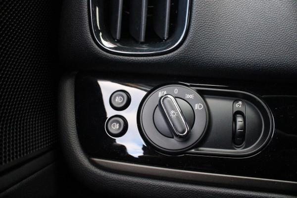 MINI Countryman 2.0 Cooper S E 220PK ALL4 CHILI | UNION JACK ACHTERLICHTEN | LEDEREN BEKLEDING | ELEKTRISCH BEDIENBARE VOORSTOELEN MET GEHEUGENFUNSCTIE OP DE BESTUURDERSSTOEL | STOEL/VOORRUIT VERWARMING | FULL LED KOPLAMPEN | DRAADLOZE APPLE CARPLAY/ANDROID AUTO | DRAADLOZE TELEFOONLADER | NAVIGATIE | EXTRA GETINTE ACHTERRUITEN | ZWART DAK | 18" LICHTMETALEN VELGEN BLACK 10 SPAAKS | ACHTERUITRIJ CAMERA | PARKEERSENSOREN VOOR EN ACHTER | CLIMATE CONTROL | KEYLESS ENTRY/START | HUD (HEAD UP DISPLAY) | ADAPTIVE CRUISE CONTROL | DAB+ RADIO | DONKERE HEMEL BEKLEDING |