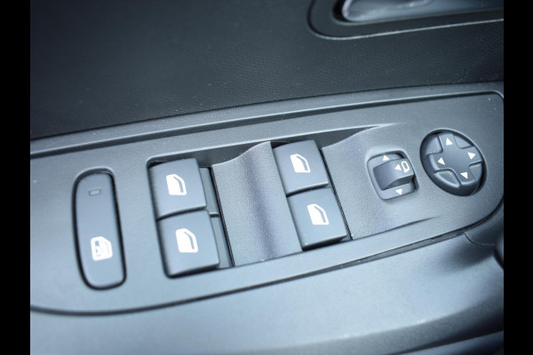 Peugeot 2008 1.2 Hybrid 136 GT ACHTERUITRIJCAMERA MET SENSOREN | NAVI & CARPAY | E.C.C. |