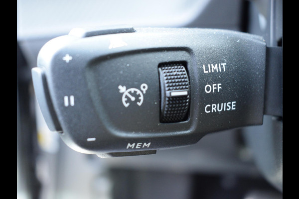 Peugeot 2008 1.2 Hybrid 136 GT ACHTERUITRIJCAMERA MET SENSOREN | NAVI & CARPAY | E.C.C. |