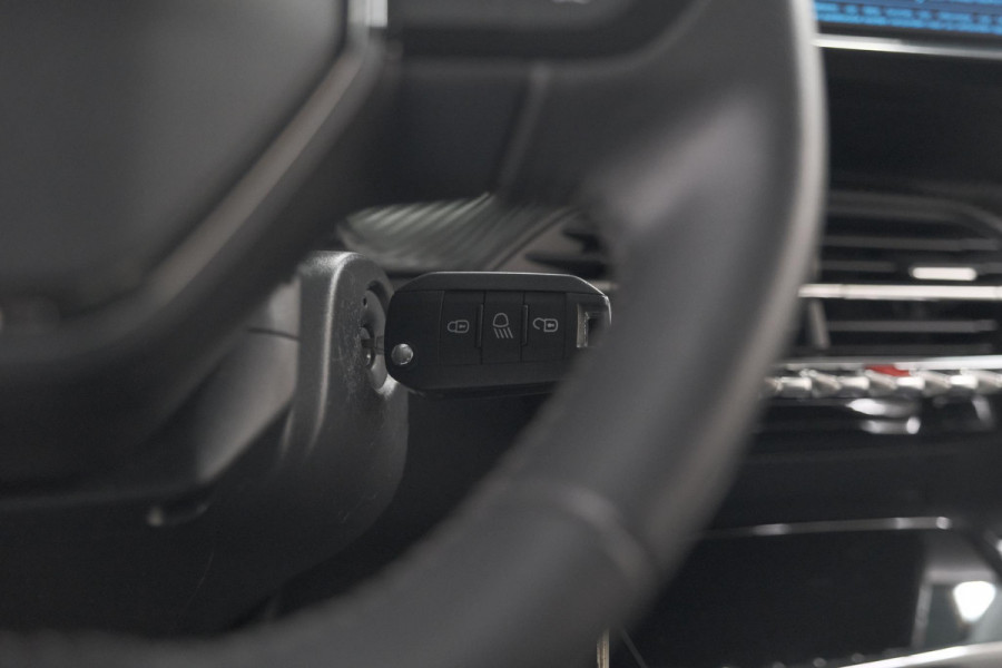 Peugeot 2008 PureTech 102 Allure Pack | Allseason Banden | Parkeersensoren | Apple Carplay