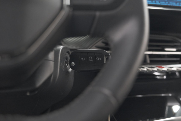 Peugeot 2008 PureTech 102 Allure Pack | Allseason Banden | Parkeersensoren | Apple Carplay