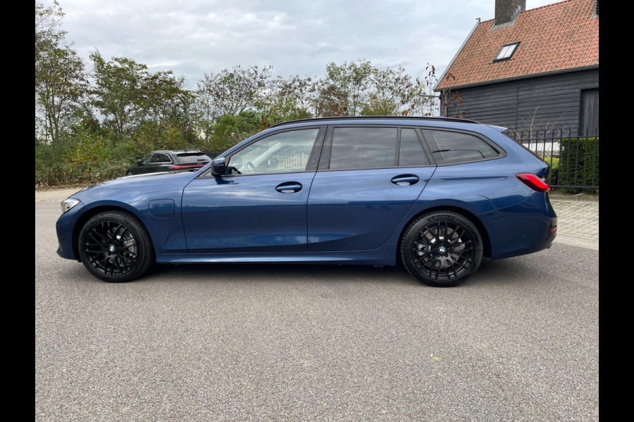 BMW 3 Serie Touring 330e PLUG&HYBRID HEAD-UP SPORTLINE -SHADOW CAMERA LEER NAVI LED-XENON