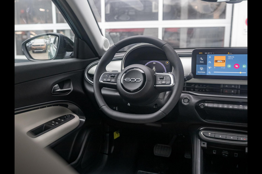 Fiat 600 1.2 Hybrid La Prima | Clima | Adapt. Cruise | Camera | BSM | 18" | Stoelverwarming | Apple Carplay | Elektr. A-Klep