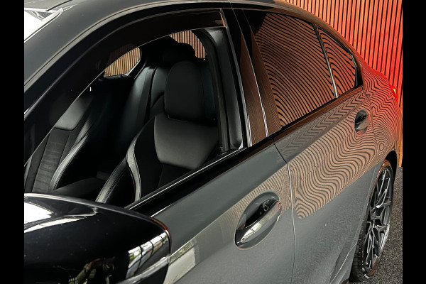 BMW 3-serie 320i M-sport Head Up Leer Navi PDC Virtual 20'' LM velgen Climate voor en achter Matrix