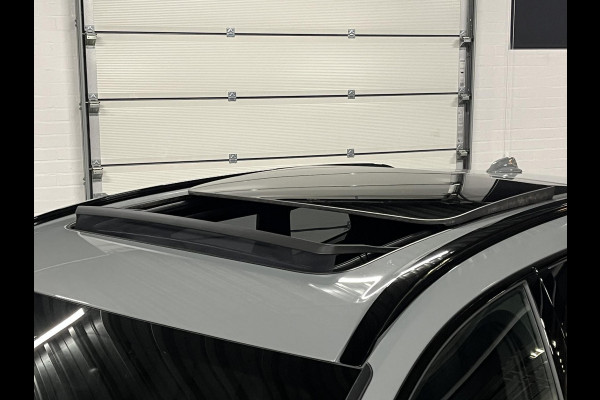 Volvo XC60 2.0 T8 Plug-in hybrid Ultra Black Edition *455Pk* | Luchtvering | Open dak | Massage | Bowers & Wilkins | Trekhaak | Adapt. cruise control