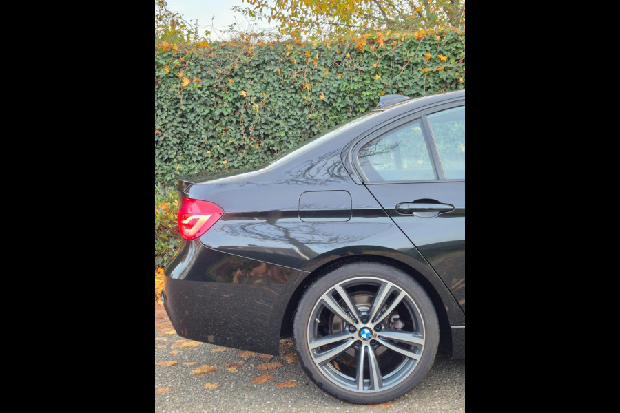 BMW 3-serie 320i F30 M Sport Apple CarPlay Elk. Trekhaak 6WB Dig, Dash Keyless 19inch Breedset GARANTIE 320i Corporate L High Ex