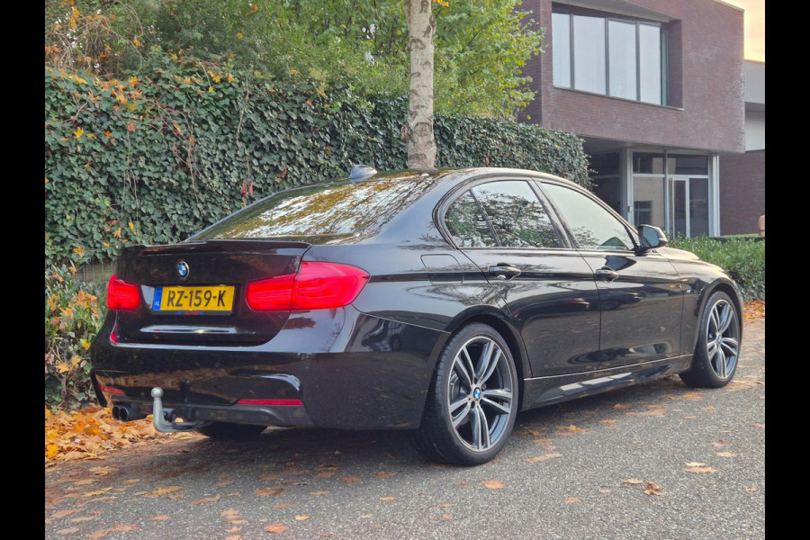 BMW 3-serie 320i F30 M Sport Apple CarPlay Elk. Trekhaak 6WB Dig, Dash Keyless 19inch Breedset GARANTIE 320i Corporate L High Ex