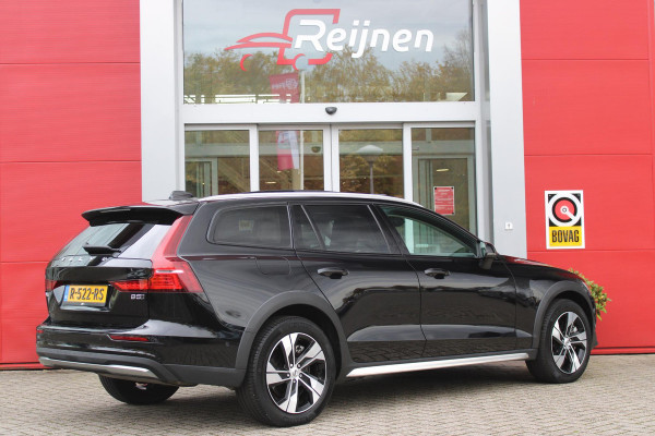 Volvo V60 Cross Country 2.0 B5 250PK CROSSCOUNTRY AWD Ultimate AWD (VIERWIELAANDRIJVING) | PANORAMISCH SCHUIF/KANTELDAK | PARKEERVERWARMING MET TIMER (STANDKACHEL) | MORITZ LEDEREN BEKLEDING MET COMFORTSTOELEN EN DUAL TONE LEDEREN STUURWIEL | ELEKTRISCH VERSTELBARE VOORSTOELEN MET GEHEUGEN OP BEIDE STOELEN | STOEL, STUUR EN ACHTERBANKVERWARMING | PREMIUM AUDIO BY HARMAN KARDON | ADAPTIEVE FULL LED KOPLAMPEN | LED MISTLAMPEN |VERLICHTINGS PACK 2 | INTELSAFE SURROUND | PARK ASSIST "VISIUAL PARK ASSIST" INCL. 360° VIEW | ROESTVRIJSTALEN SIDE SCUFF PLATES MET ''CROSS COUNTRY" INSCIP
