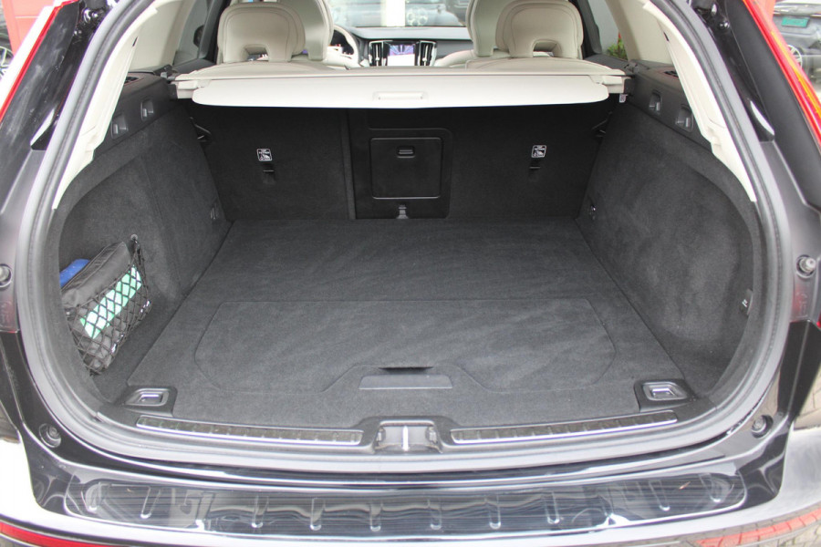 Volvo V60 Cross Country 2.0 B5 250PK CROSSCOUNTRY AWD Ultimate AWD (VIERWIELAANDRIJVING) | PANORAMISCH SCHUIF/KANTELDAK | PARKEERVERWARMING MET TIMER (STANDKACHEL) | MORITZ LEDEREN BEKLEDING MET COMFORTSTOELEN EN DUAL TONE LEDEREN STUURWIEL | ELEKTRISCH VERSTELBARE VOORSTOELEN MET GEHEUGEN OP BEIDE STOELEN | STOEL, STUUR EN ACHTERBANKVERWARMING | PREMIUM AUDIO BY HARMAN KARDON | ADAPTIEVE FULL LED KOPLAMPEN | LED MISTLAMPEN |VERLICHTINGS PACK 2 | INTELSAFE SURROUND | PARK ASSIST "VISIUAL PARK ASSIST" INCL. 360° VIEW | ROESTVRIJSTALEN SIDE SCUFF PLATES MET ''CROSS COUNTRY" INSCIP