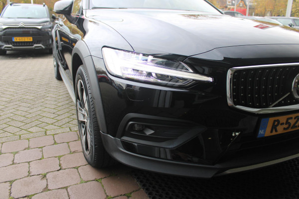 Volvo V60 Cross Country 2.0 B5 250PK CROSSCOUNTRY AWD Ultimate AWD (VIERWIELAANDRIJVING) | PANORAMISCH SCHUIF/KANTELDAK | PARKEERVERWARMING MET TIMER (STANDKACHEL) | MORITZ LEDEREN BEKLEDING MET COMFORTSTOELEN EN DUAL TONE LEDEREN STUURWIEL | ELEKTRISCH VERSTELBARE VOORSTOELEN MET GEHEUGEN OP BEIDE STOELEN | STOEL, STUUR EN ACHTERBANKVERWARMING | PREMIUM AUDIO BY HARMAN KARDON | ADAPTIEVE FULL LED KOPLAMPEN | LED MISTLAMPEN |VERLICHTINGS PACK 2 | INTELSAFE SURROUND | PARK ASSIST "VISIUAL PARK ASSIST" INCL. 360° VIEW | ROESTVRIJSTALEN SIDE SCUFF PLATES MET ''CROSS COUNTRY" INSCIP