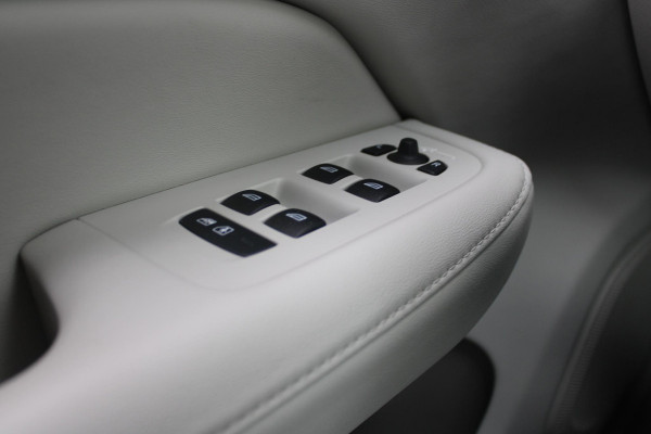 Volvo V60 Cross Country 2.0 B5 250PK CROSSCOUNTRY AWD Ultimate AWD (VIERWIELAANDRIJVING) | PANORAMISCH SCHUIF/KANTELDAK | PARKEERVERWARMING MET TIMER (STANDKACHEL) | MORITZ LEDEREN BEKLEDING MET COMFORTSTOELEN EN DUAL TONE LEDEREN STUURWIEL | ELEKTRISCH VERSTELBARE VOORSTOELEN MET GEHEUGEN OP BEIDE STOELEN | STOEL, STUUR EN ACHTERBANKVERWARMING | PREMIUM AUDIO BY HARMAN KARDON | ADAPTIEVE FULL LED KOPLAMPEN | LED MISTLAMPEN |VERLICHTINGS PACK 2 | INTELSAFE SURROUND | PARK ASSIST "VISIUAL PARK ASSIST" INCL. 360° VIEW | ROESTVRIJSTALEN SIDE SCUFF PLATES MET ''CROSS COUNTRY" INSCIP