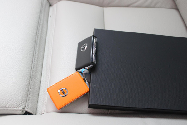 Volvo V60 Cross Country 2.0 B5 250PK CROSSCOUNTRY AWD Ultimate AWD (VIERWIELAANDRIJVING) | PANORAMISCH SCHUIF/KANTELDAK | PARKEERVERWARMING MET TIMER (STANDKACHEL) | MORITZ LEDEREN BEKLEDING MET COMFORTSTOELEN EN DUAL TONE LEDEREN STUURWIEL | ELEKTRISCH VERSTELBARE VOORSTOELEN MET GEHEUGEN OP BEIDE STOELEN | STOEL, STUUR EN ACHTERBANKVERWARMING | PREMIUM AUDIO BY HARMAN KARDON | ADAPTIEVE FULL LED KOPLAMPEN | LED MISTLAMPEN |VERLICHTINGS PACK 2 | INTELSAFE SURROUND | PARK ASSIST "VISIUAL PARK ASSIST" INCL. 360° VIEW | ROESTVRIJSTALEN SIDE SCUFF PLATES MET ''CROSS COUNTRY" INSCIP