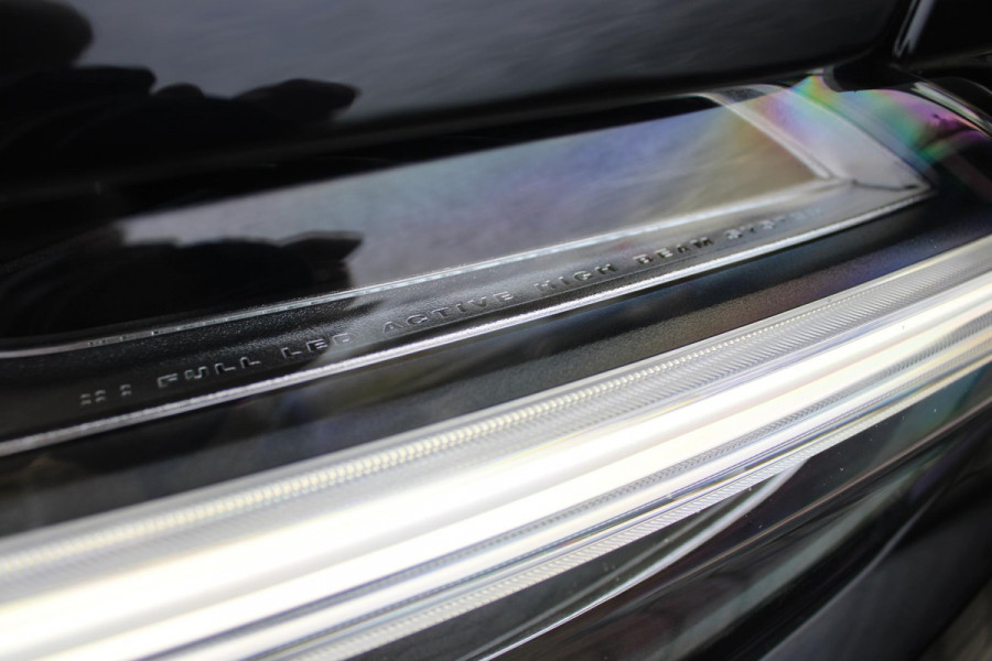 Volvo V60 Cross Country 2.0 B5 250PK CROSSCOUNTRY AWD Ultimate AWD (VIERWIELAANDRIJVING) | PANORAMISCH SCHUIF/KANTELDAK | PARKEERVERWARMING MET TIMER (STANDKACHEL) | MORITZ LEDEREN BEKLEDING MET COMFORTSTOELEN EN DUAL TONE LEDEREN STUURWIEL | ELEKTRISCH VERSTELBARE VOORSTOELEN MET GEHEUGEN OP BEIDE STOELEN | STOEL, STUUR EN ACHTERBANKVERWARMING | PREMIUM AUDIO BY HARMAN KARDON | ADAPTIEVE FULL LED KOPLAMPEN | LED MISTLAMPEN |VERLICHTINGS PACK 2 | INTELSAFE SURROUND | PARK ASSIST "VISIUAL PARK ASSIST" INCL. 360° VIEW | ROESTVRIJSTALEN SIDE SCUFF PLATES MET ''CROSS COUNTRY" INSCIP