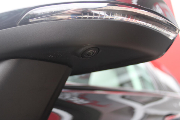 Volvo V60 Cross Country 2.0 B5 250PK CROSSCOUNTRY AWD Ultimate AWD (VIERWIELAANDRIJVING) | PANORAMISCH SCHUIF/KANTELDAK | PARKEERVERWARMING MET TIMER (STANDKACHEL) | MORITZ LEDEREN BEKLEDING MET COMFORTSTOELEN EN DUAL TONE LEDEREN STUURWIEL | ELEKTRISCH VERSTELBARE VOORSTOELEN MET GEHEUGEN OP BEIDE STOELEN | STOEL, STUUR EN ACHTERBANKVERWARMING | PREMIUM AUDIO BY HARMAN KARDON | ADAPTIEVE FULL LED KOPLAMPEN | LED MISTLAMPEN |VERLICHTINGS PACK 2 | INTELSAFE SURROUND | PARK ASSIST "VISIUAL PARK ASSIST" INCL. 360° VIEW | ROESTVRIJSTALEN SIDE SCUFF PLATES MET ''CROSS COUNTRY" INSCIP