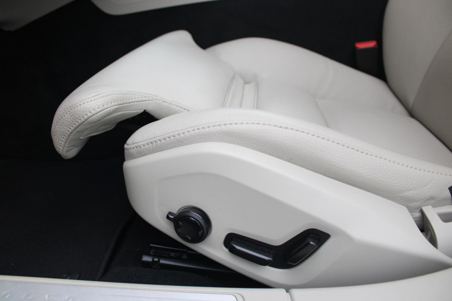 Volvo V60 Cross Country 2.0 B5 250PK CROSSCOUNTRY AWD Ultimate AWD (VIERWIELAANDRIJVING) | PANORAMISCH SCHUIF/KANTELDAK | PARKEERVERWARMING MET TIMER (STANDKACHEL) | MORITZ LEDEREN BEKLEDING MET COMFORTSTOELEN EN DUAL TONE LEDEREN STUURWIEL | ELEKTRISCH VERSTELBARE VOORSTOELEN MET GEHEUGEN OP BEIDE STOELEN | STOEL, STUUR EN ACHTERBANKVERWARMING | PREMIUM AUDIO BY HARMAN KARDON | ADAPTIEVE FULL LED KOPLAMPEN | LED MISTLAMPEN |VERLICHTINGS PACK 2 | INTELSAFE SURROUND | PARK ASSIST "VISIUAL PARK ASSIST" INCL. 360° VIEW | ROESTVRIJSTALEN SIDE SCUFF PLATES MET ''CROSS COUNTRY" INSCIP