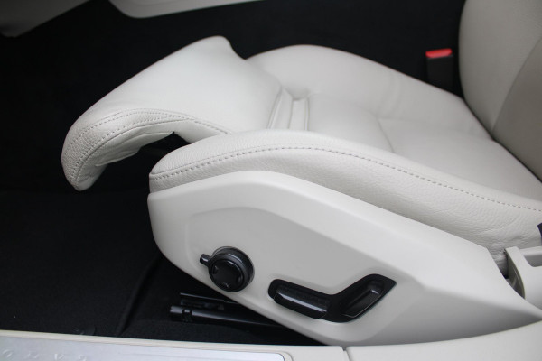 Volvo V60 Cross Country 2.0 B5 250PK CROSSCOUNTRY AWD Ultimate AWD (VIERWIELAANDRIJVING) | PANORAMISCH SCHUIF/KANTELDAK | PARKEERVERWARMING MET TIMER (STANDKACHEL) | MORITZ LEDEREN BEKLEDING MET COMFORTSTOELEN EN DUAL TONE LEDEREN STUURWIEL | ELEKTRISCH VERSTELBARE VOORSTOELEN MET GEHEUGEN OP BEIDE STOELEN | STOEL, STUUR EN ACHTERBANKVERWARMING | PREMIUM AUDIO BY HARMAN KARDON | ADAPTIEVE FULL LED KOPLAMPEN | LED MISTLAMPEN |VERLICHTINGS PACK 2 | INTELSAFE SURROUND | PARK ASSIST "VISIUAL PARK ASSIST" INCL. 360° VIEW | ROESTVRIJSTALEN SIDE SCUFF PLATES MET ''CROSS COUNTRY" INSCIP