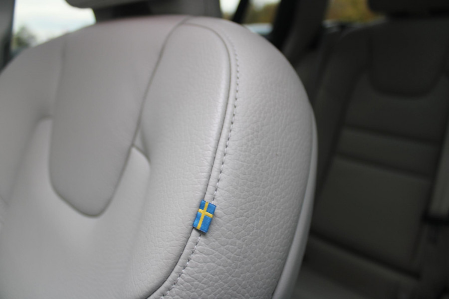 Volvo V60 Cross Country 2.0 B5 250PK CROSSCOUNTRY AWD Ultimate AWD (VIERWIELAANDRIJVING) | PANORAMISCH SCHUIF/KANTELDAK | PARKEERVERWARMING MET TIMER (STANDKACHEL) | MORITZ LEDEREN BEKLEDING MET COMFORTSTOELEN EN DUAL TONE LEDEREN STUURWIEL | ELEKTRISCH VERSTELBARE VOORSTOELEN MET GEHEUGEN OP BEIDE STOELEN | STOEL, STUUR EN ACHTERBANKVERWARMING | PREMIUM AUDIO BY HARMAN KARDON | ADAPTIEVE FULL LED KOPLAMPEN | LED MISTLAMPEN |VERLICHTINGS PACK 2 | INTELSAFE SURROUND | PARK ASSIST "VISIUAL PARK ASSIST" INCL. 360° VIEW | ROESTVRIJSTALEN SIDE SCUFF PLATES MET ''CROSS COUNTRY" INSCIP