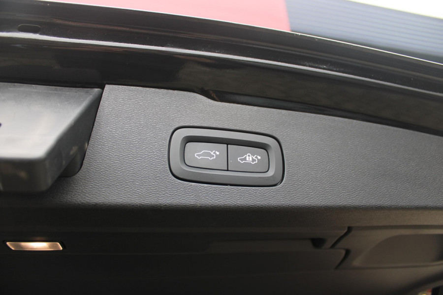 Volvo V60 Cross Country 2.0 B5 250PK CROSSCOUNTRY AWD Ultimate AWD (VIERWIELAANDRIJVING) | PANORAMISCH SCHUIF/KANTELDAK | PARKEERVERWARMING MET TIMER (STANDKACHEL) | MORITZ LEDEREN BEKLEDING MET COMFORTSTOELEN EN DUAL TONE LEDEREN STUURWIEL | ELEKTRISCH VERSTELBARE VOORSTOELEN MET GEHEUGEN OP BEIDE STOELEN | STOEL, STUUR EN ACHTERBANKVERWARMING | PREMIUM AUDIO BY HARMAN KARDON | ADAPTIEVE FULL LED KOPLAMPEN | LED MISTLAMPEN |VERLICHTINGS PACK 2 | INTELSAFE SURROUND | PARK ASSIST "VISIUAL PARK ASSIST" INCL. 360° VIEW | ROESTVRIJSTALEN SIDE SCUFF PLATES MET ''CROSS COUNTRY" INSCIP
