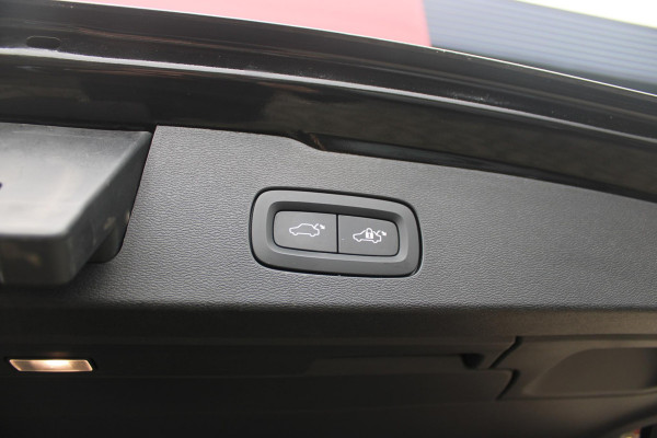 Volvo V60 Cross Country 2.0 B5 250PK CROSSCOUNTRY AWD Ultimate AWD (VIERWIELAANDRIJVING) | PANORAMISCH SCHUIF/KANTELDAK | PARKEERVERWARMING MET TIMER (STANDKACHEL) | MORITZ LEDEREN BEKLEDING MET COMFORTSTOELEN EN DUAL TONE LEDEREN STUURWIEL | ELEKTRISCH VERSTELBARE VOORSTOELEN MET GEHEUGEN OP BEIDE STOELEN | STOEL, STUUR EN ACHTERBANKVERWARMING | PREMIUM AUDIO BY HARMAN KARDON | ADAPTIEVE FULL LED KOPLAMPEN | LED MISTLAMPEN |VERLICHTINGS PACK 2 | INTELSAFE SURROUND | PARK ASSIST "VISIUAL PARK ASSIST" INCL. 360° VIEW | ROESTVRIJSTALEN SIDE SCUFF PLATES MET ''CROSS COUNTRY" INSCIP